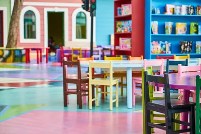 Comment choisir la première école maternelle de son enfant en 2026 : guide pratique
