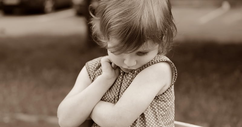 Comment aider un enfant timide à se faire des amis sans le brusquer
